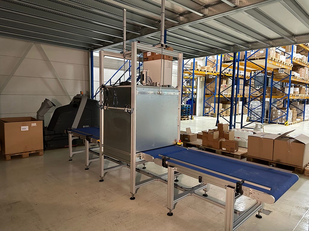 RFID-tunnel boven een lopende band in het magazijn van Basiq Dental