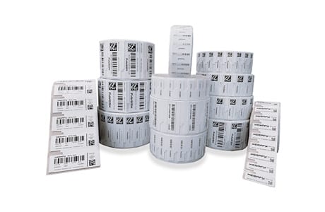 Rollen en vellen witte on-metal RFID-labels met barcodes