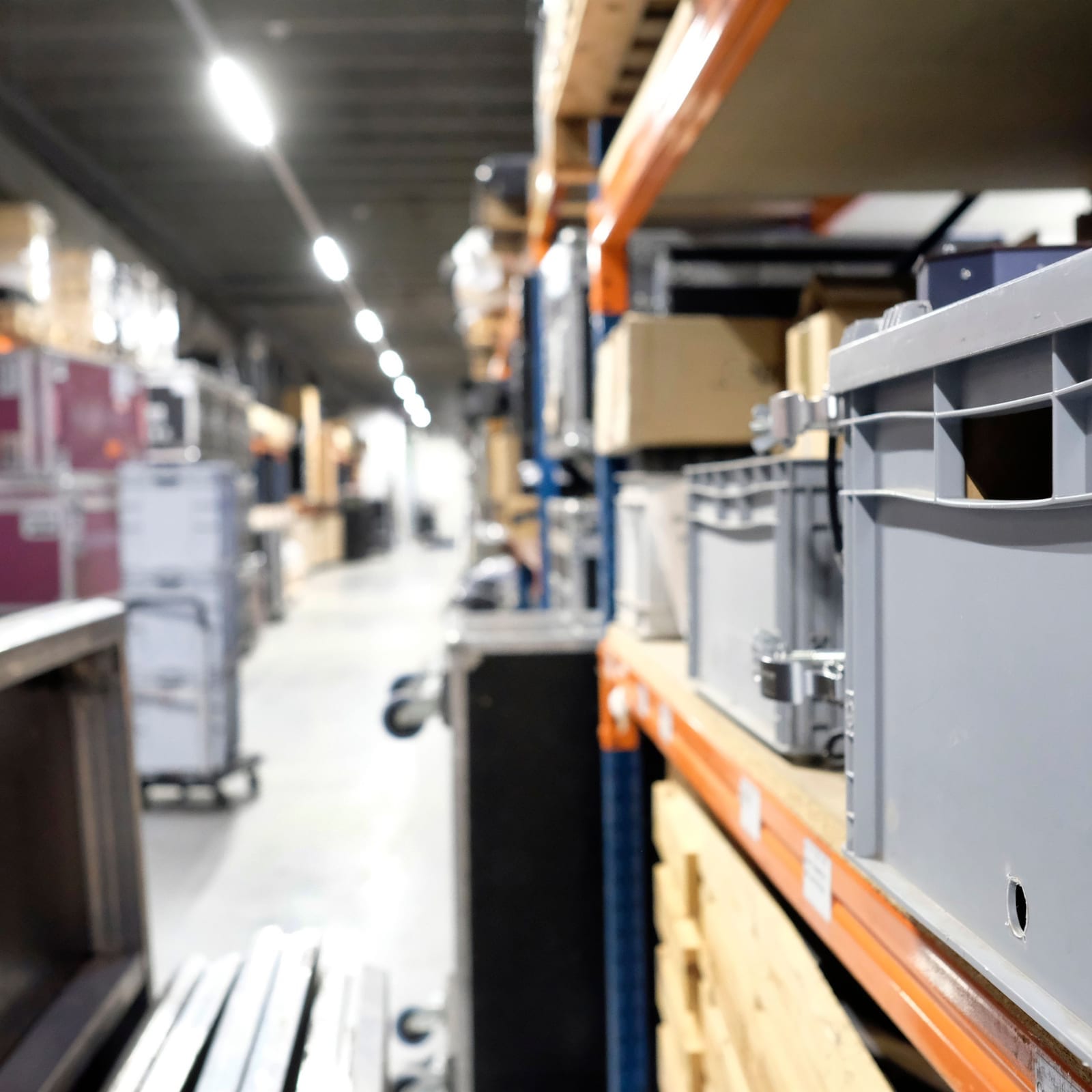 Verhuurmateriaal en materieel in een stelling, voorzien van RFID-tags