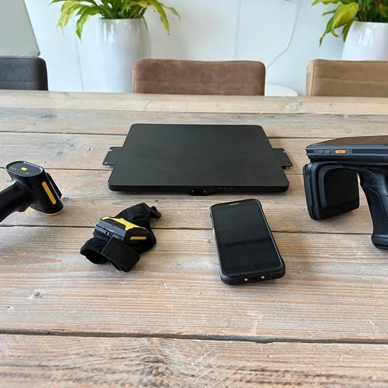 RFID-hardware op tafel: een handheld, een vaste reader en verschillende tags en labels
