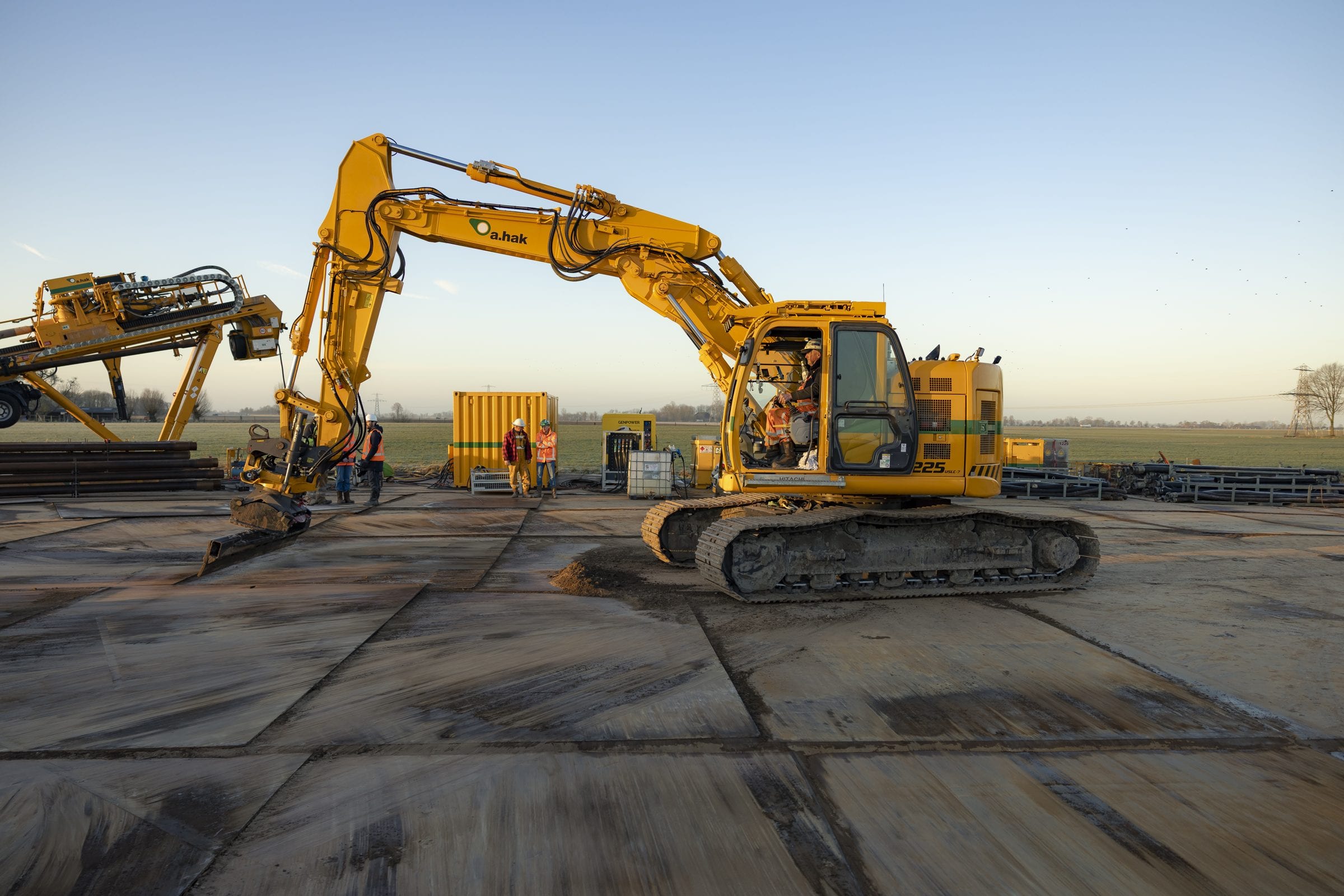 Een graafmachine van A.Hak op rijplaten