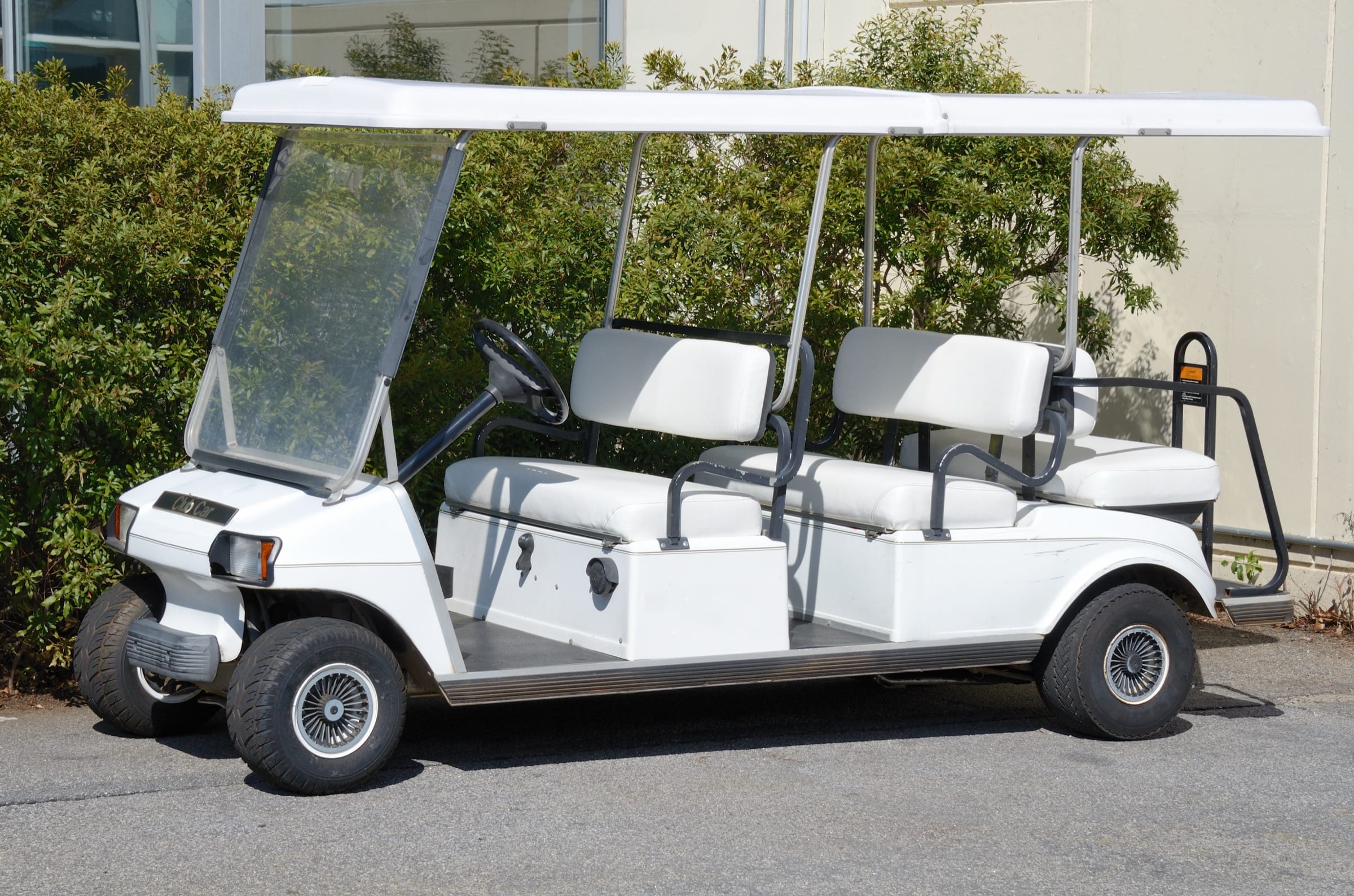De golfkar waarmee we met de RFID-handheld over het terrein reden