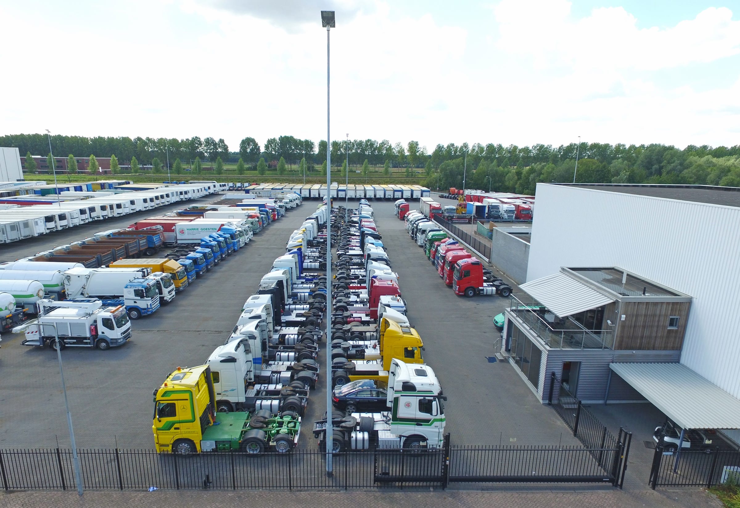 Rijen trucks en trekkers op het terrein van Vriesoord Trucks, van bovenaf