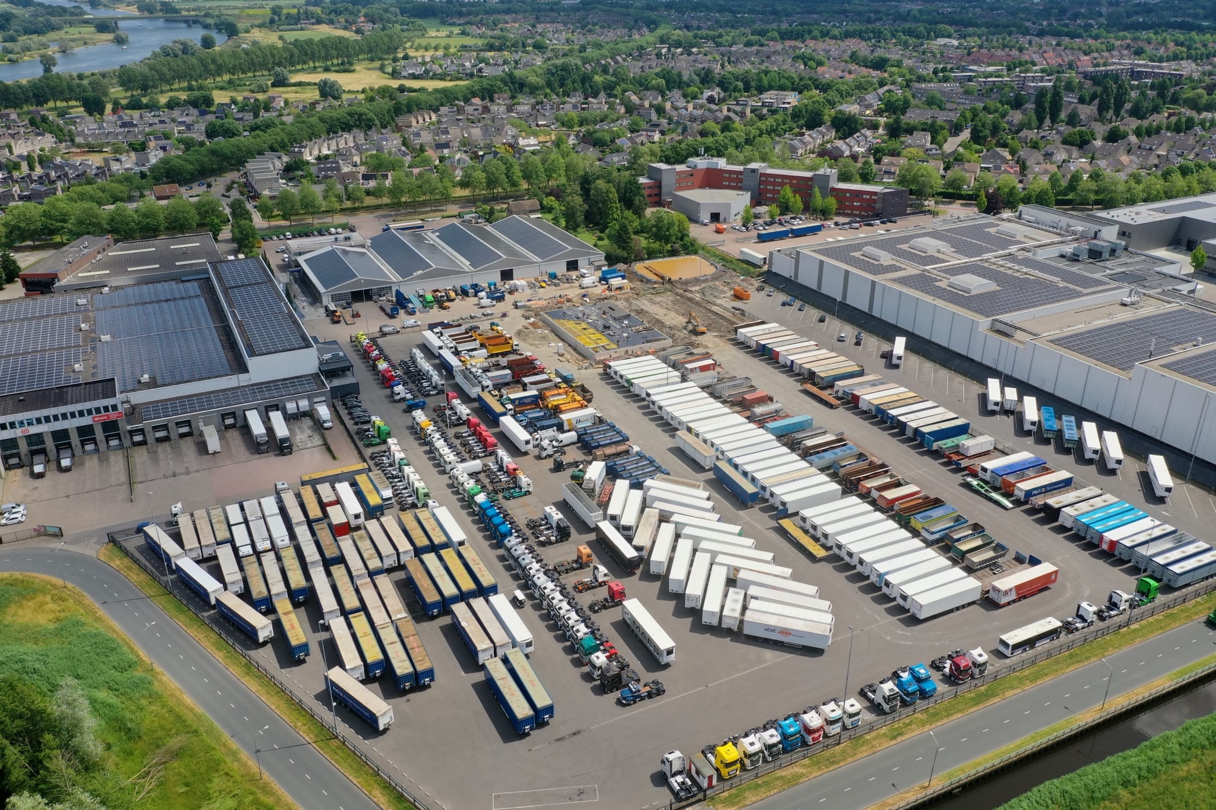 Luchtfoto van het terrein van Vriesoord Trucks met honderden trucks, trailers en opleggers