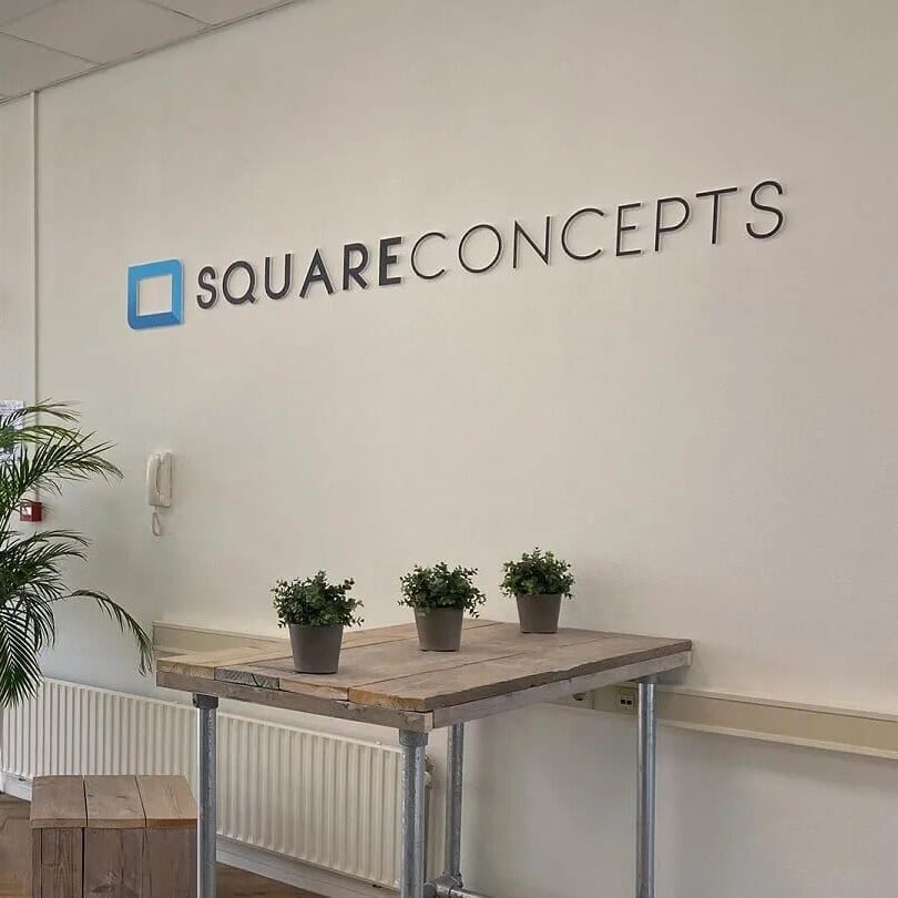 De logowand van SQUARE Concepts op kantoor in Zaltbommel