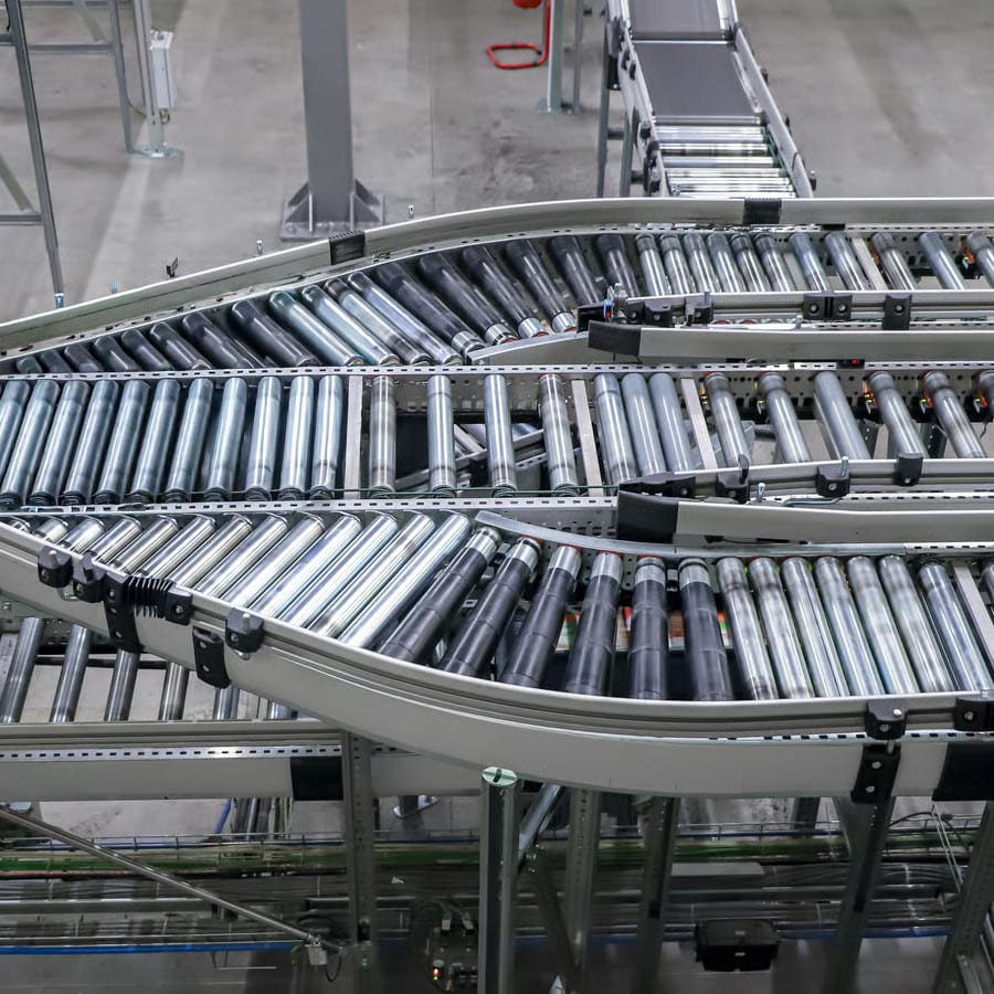 Rollenbanen in een geautomatiseerd distributiecentrum, gekoppeld aan de systemen erachter